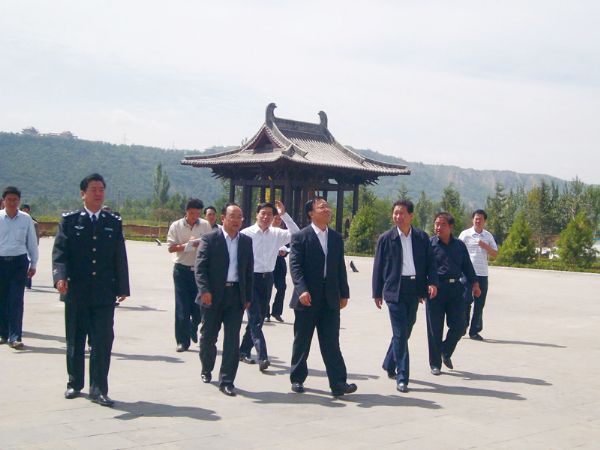 2008年9月甘肃省委书记陆浩视察泾川县大云寺工程建设情况